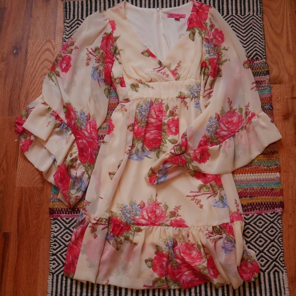 Betsey Johnson Dresses & Skirts - Betsey Johnson 🌺 Floral Dress